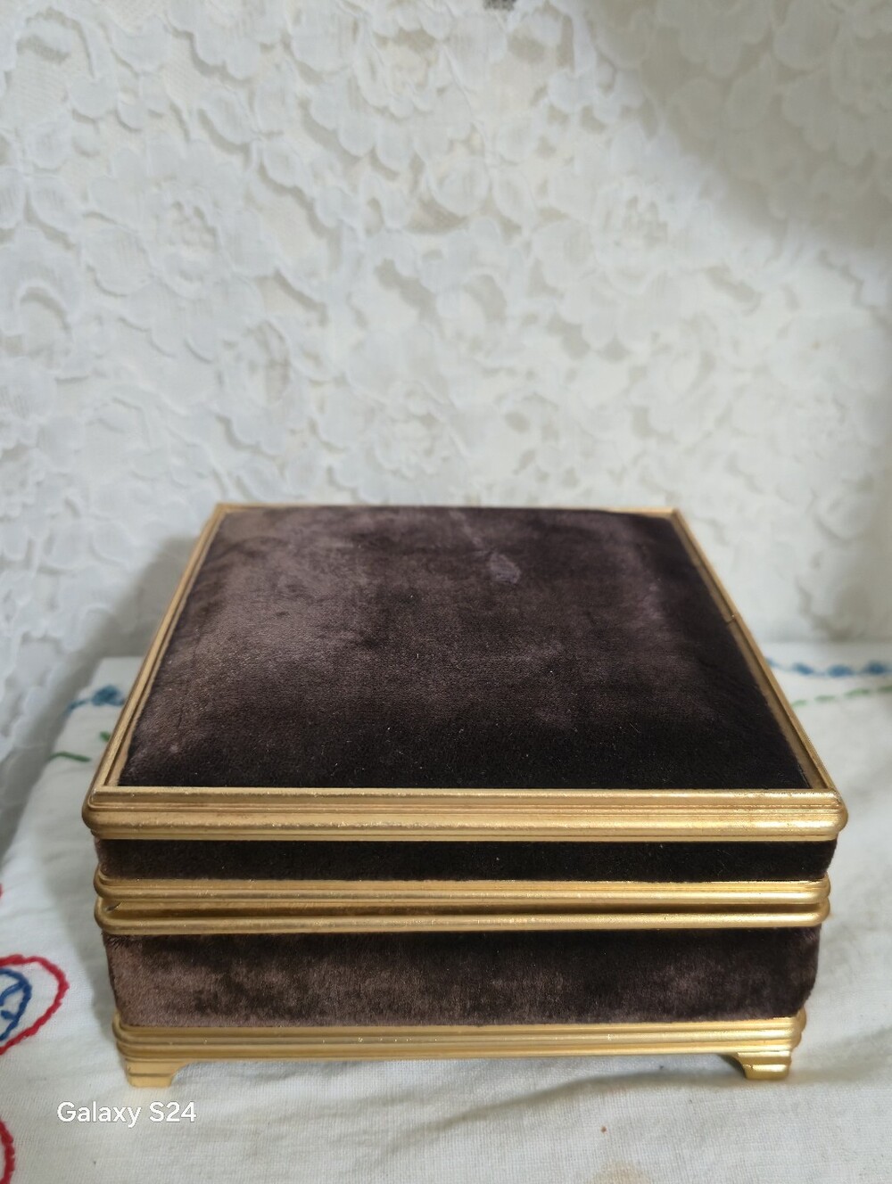 𝅺VINTAGE Jewelry Box Gold And  Velvet Lined Victorian